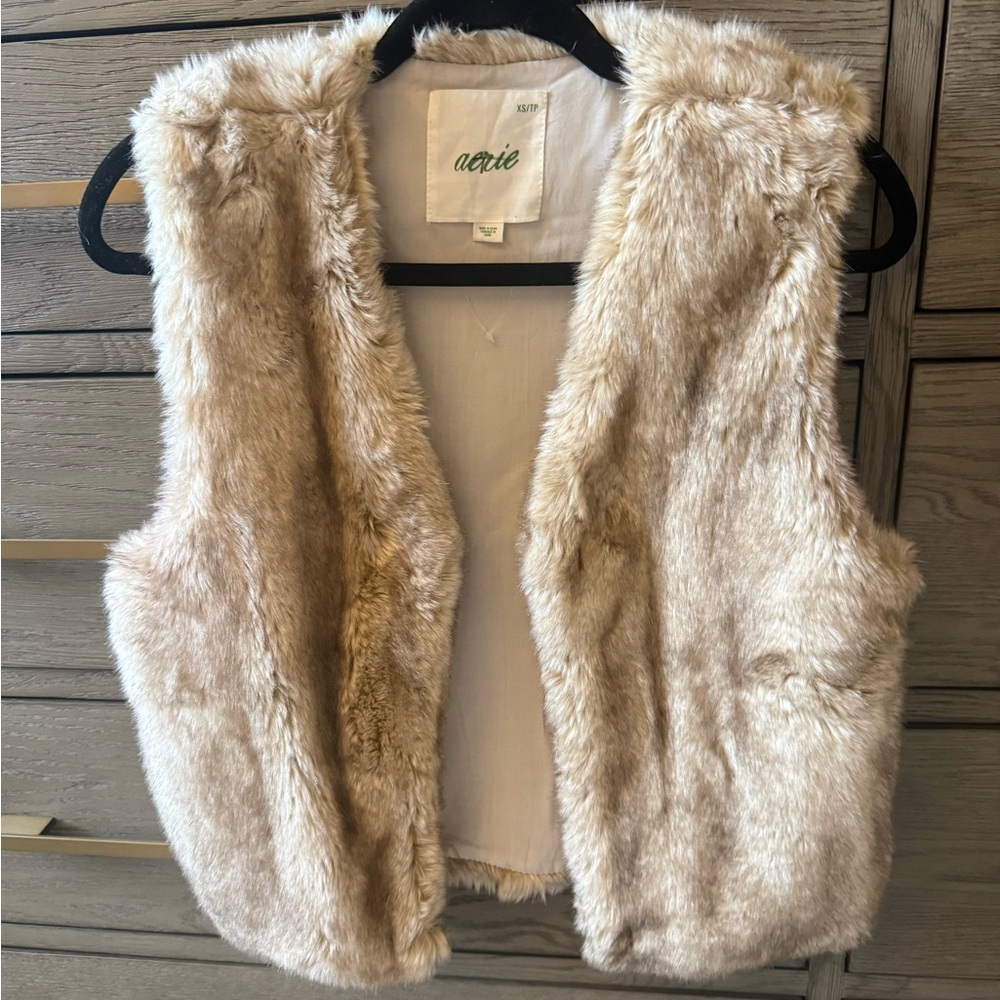 Aerie Cream Faux Fur Vest new without tags  xs / sm